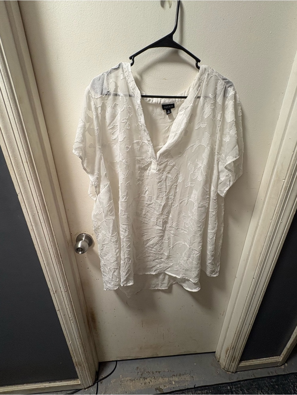 torrid White Embroidered V-Neck Peasant Blouse size 3